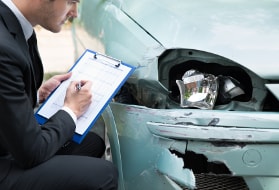 Wertermittlung eines Autos von einem Kfz-Gutachter