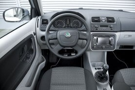 Im Cockpit eines Skoda wird angezeigt, wann eine Inspektion fällig ist