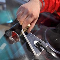 Fachmann bei der Steinschlagreparatur in einer Werkstatt