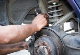 Wechsel der vorderen Stoßdämpfer beim BMW in einer Werkstatt