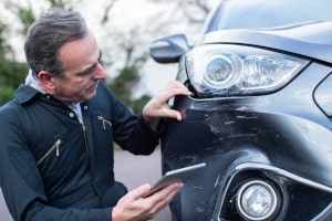 Unfallgutachten eines Autos nach einem Verkehrsunfall