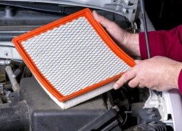 Ein neuer VW Luftfilter vor dem Wechsel