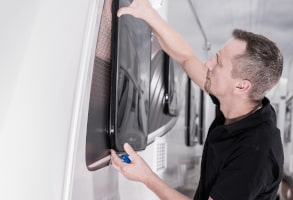 Reparatur eines Wohnmobil-Fensters in einer Fachwerkstatt