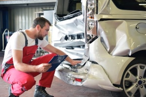 Begutachtung des Außenhaut-Schadens bei einem Wohnmobil vor der Reparatur