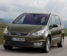 Ein dunkelgrüner Ford Galaxy fährt auf dem Autobahn