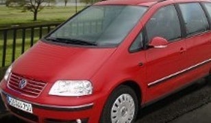 Ein rotes VW Sharan auf der Straße