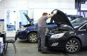 Nahaufnahme des Automotors bei der Reparatur der Zündkabel 