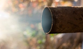 Weißer Rauch aus dem Auspuff als ein Symptom der defekten Zylinderkopfdichtung