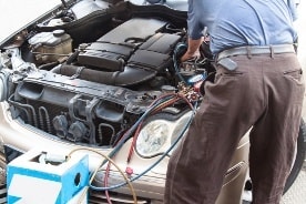 Recharge la clim voiture dans un garage