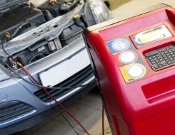 Rechargement du système de climatisation dans un garage.